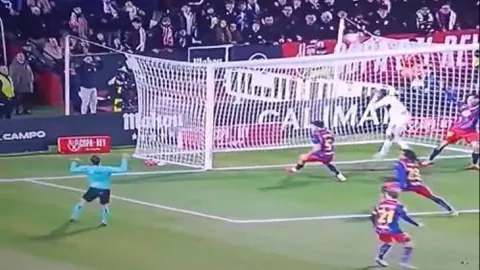 锋线巨头火力全开，却遭快船惜球如金，究竟为何不愿放手一搏？